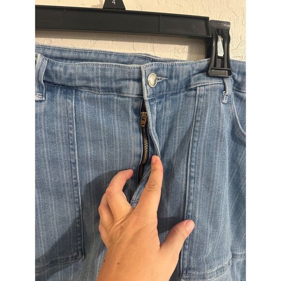 Good American Plus Size Striped Cutoff Denim Shorts - Picture 6 of 9